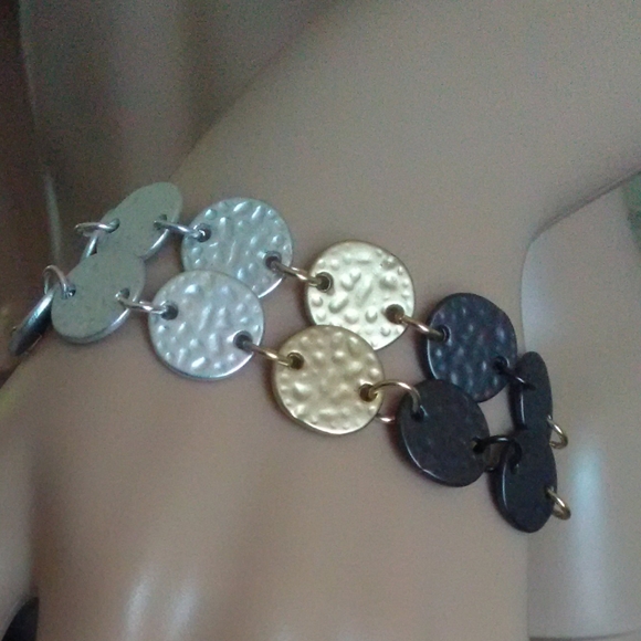 BNWOT DOUBLE STRAND HAMMERED METAL BRACELET ( BLACK GOLD SILVER) TONES LOBSTER - Picture 3 of 3